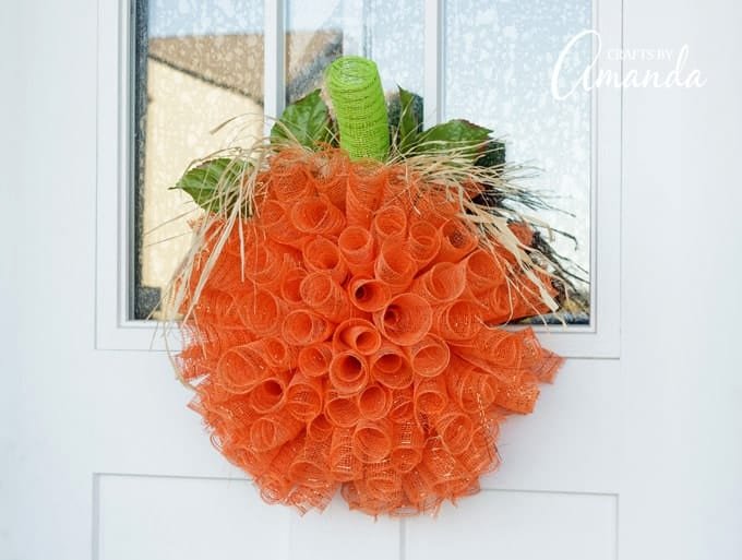 amandaformaro's tweet image. DECO MESH PUMPKIN WREATH - the perfect door decor for the season 🎃 soo.nr/Earl #decomesh #homemadewreath #wreathmaking
