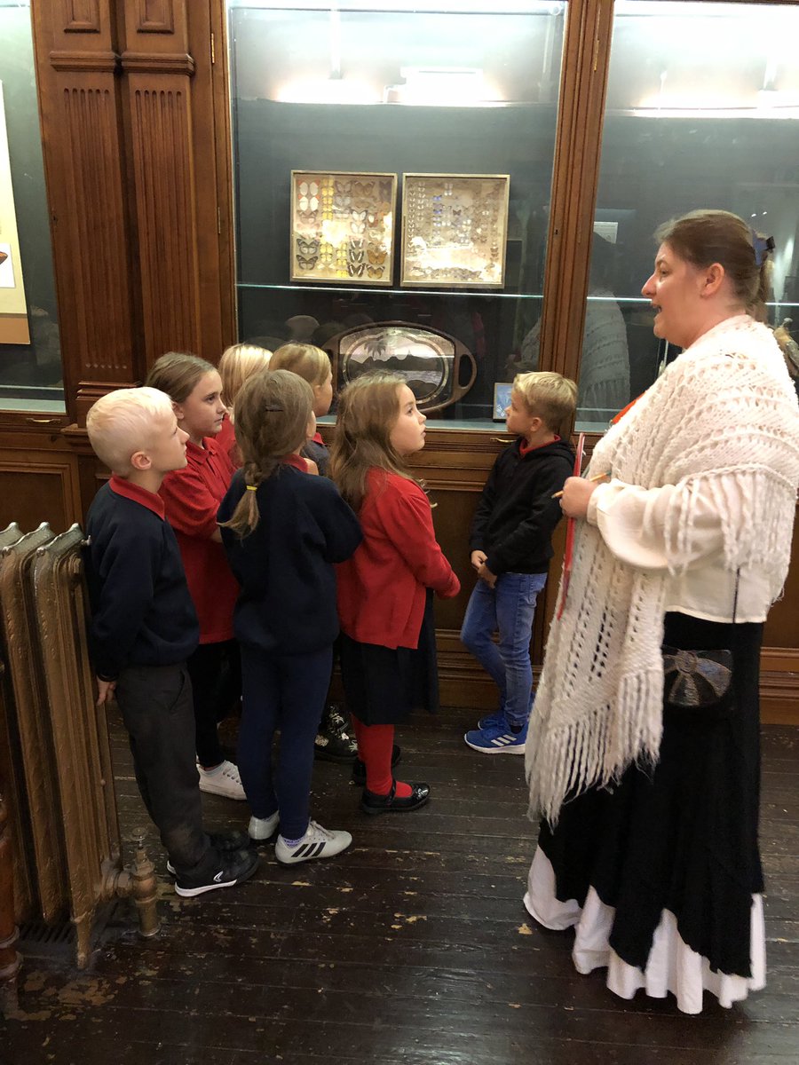 Looking, sketching and touching artefacts at Swansea Museum. Was it right for the Victorians to kill animals to study them? #hdfpy4 <a href="/4SiteEducation/">4Site Swansea</a>