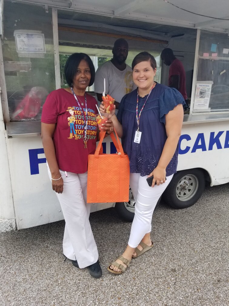 teacakeshort's tweet photo. September means #MoreMatters fruits & veggies- so @utextension & Forrest Fruit partnered to celebrate Haywood Tomcat Homecoming Week with a fruit-themed tailgate! Thanks @PouncersHes and @AnnaRobertsa3 for supporting! #WeHeartHCS 💜💜💜
#BeMoreHaywood @Healthier_TN https://t.co/Ctfzis8Uhm