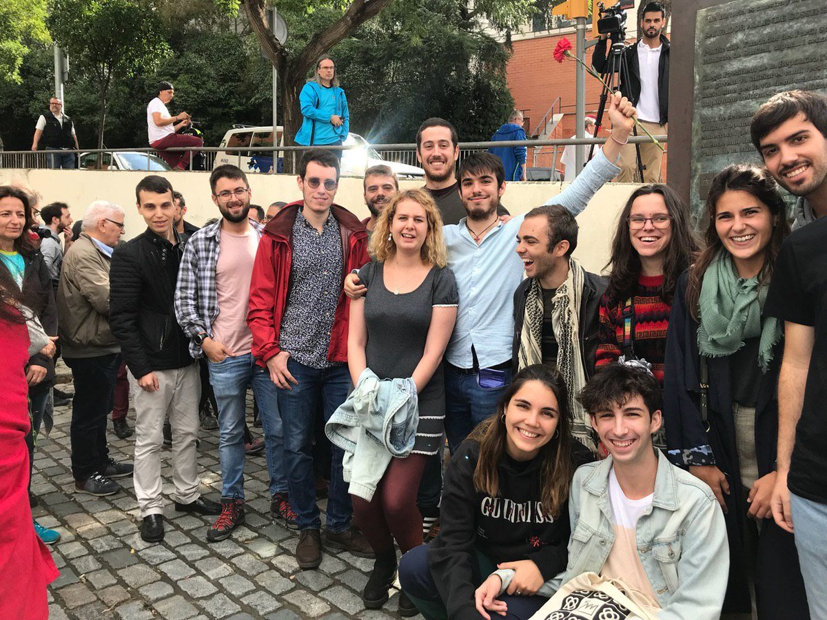 MarcdeLola's tweet photo. Cada #11S, ens tornem a emocionar  amb la paraula, la música i els clavells per homenatjar Salvador Allende🇨🇱
"Sigan sabiendo ustedes que más temprano que tarde, se abrirán las grandes alamedas por donde pase el hombre libre para construir una sociedad mejor". https://t.co/2SmJlJDdYV