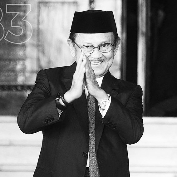 إِنَّا لِلّهِ وَإِنَّـا إِلَيْهِ رَاجِعون
.
Telah berpulang kerahmatulloh, Presiden RI ke 3 Bapak BJ Habibie di usia ke 83 tahun pada pukul 19.05 Wita di RSPAD Jakarta, Semoga amal ibadahnya diterima disisi Allah SWT.
.
Selamat Jalan Pak Habibie 🙏