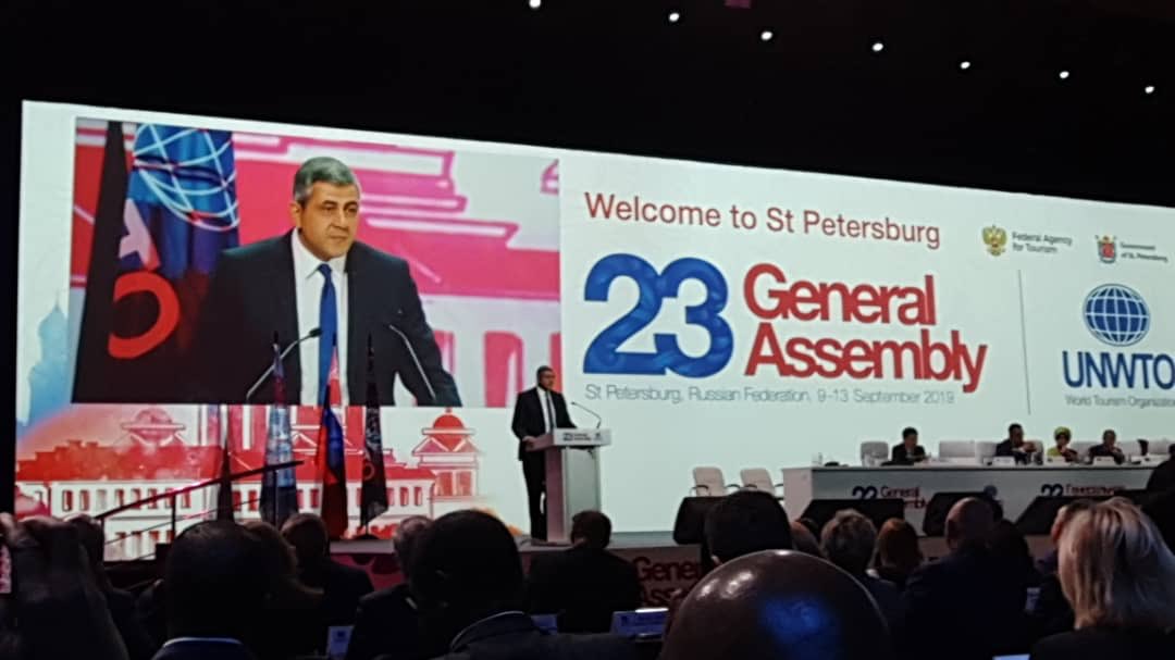 El secretario general de la OMT, Zurab Pololikashvili, ha subrayado que el turismo no sólo contribuye a la creación de millones de empleos en el mundo, sino que ayuda también a las economías urbanas y rurales y promueve la paz y el entendimiento entre los pueblos.