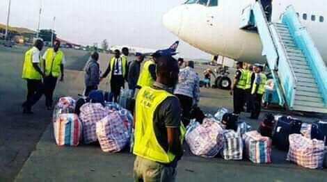 EricanSA's tweet image. Hundreds of Nigerian nationals left the Nigerian embassy in Rivonia hoping to be deported back home. Upon arrival at the OR Tambo International Airport some of the Nigerians were turned away for not having the necessary documentation.