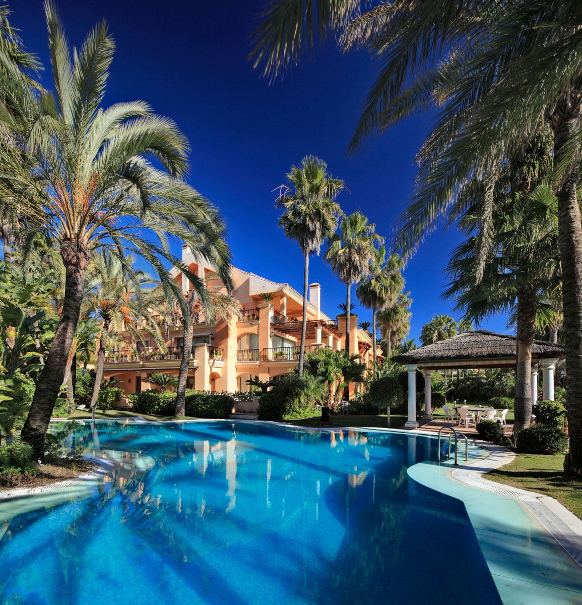 MarbellaPlatin1's tweet photo. Beautiful 3B beachfront apartment - Puerto Banús - https://t.co/plubCIjIUY
#realestate #luxury #marbella #luxuryrealestate #seaview #puertobanus #security #beachfront #frontlinebeach #lujo #inmobiliaria #inmobiliariadelujo #costadelsol #spain #españa #opportunity #investment https://t.co/zijFT03HSu