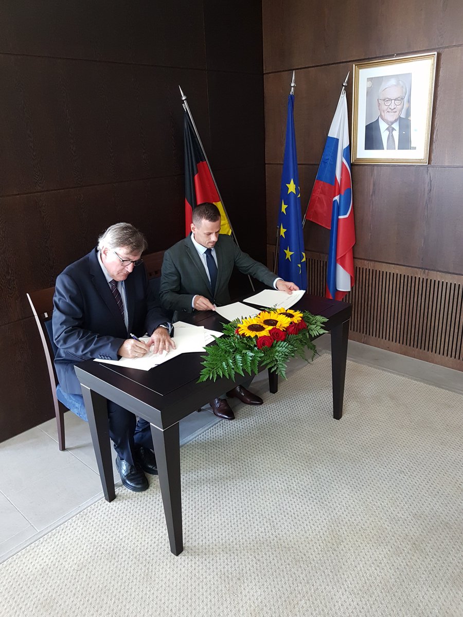 Today signing of Joint Memorandum on German-Slovak cooperation in field of #DualEducation / vocational training between Ministries of Education in my residence, with participation of representatives from business & GER SVK Chamber of Industry and Commerce. #VertiefterDialog