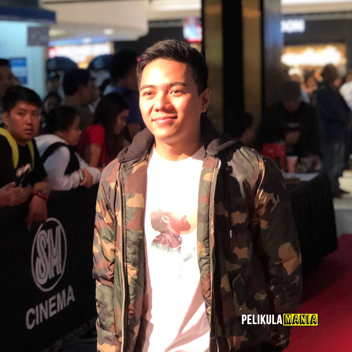 pelikulamania's tweet photo. #SueRamirez (@sueannadoodles), #RKBagatsing (@rkbagatsing) and direk #RodMarmol here at the #CuddleWeatherMoviePremiere.
@RegalFilms https://t.co/up1BvUSjKk