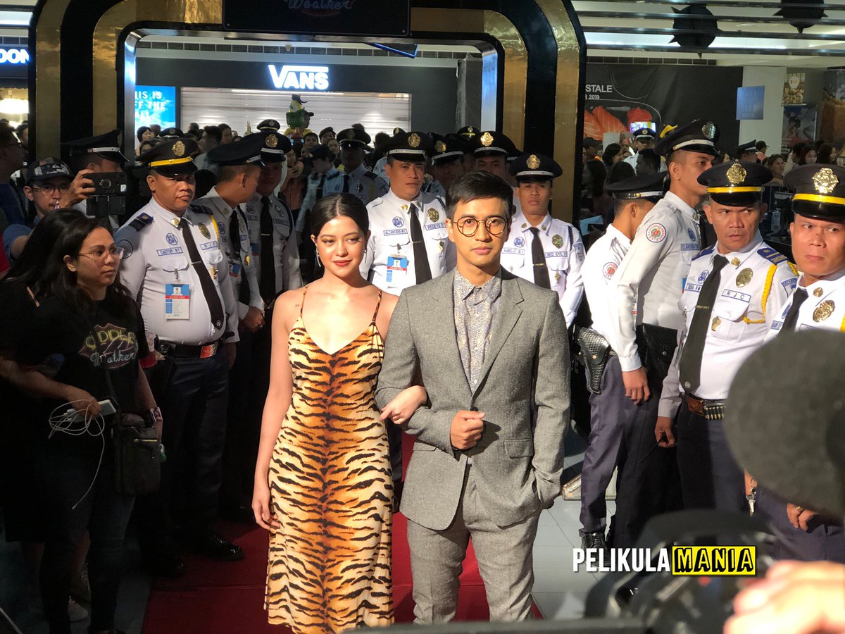 pelikulamania's tweet photo. #SueRamirez (@sueannadoodles), #RKBagatsing (@rkbagatsing) and direk #RodMarmol here at the #CuddleWeatherMoviePremiere.
@RegalFilms https://t.co/up1BvUSjKk