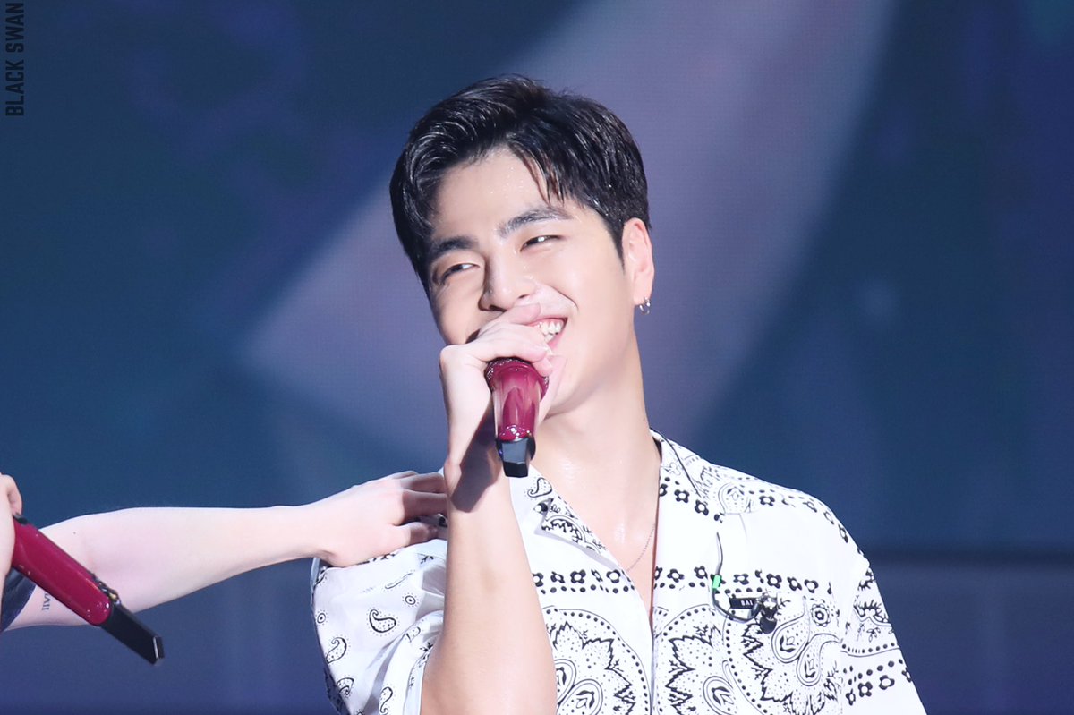 blackswan_0331's tweet photo. 190907 makuhari concert💗HQ

주내 의 미서를 너무 좋아해😆😆♥️

@tkwpcnfak 
#구준회 #준회 #JUNE #ジュネ #iKON #아이콘 https://t.co/aDXFEfjTLh