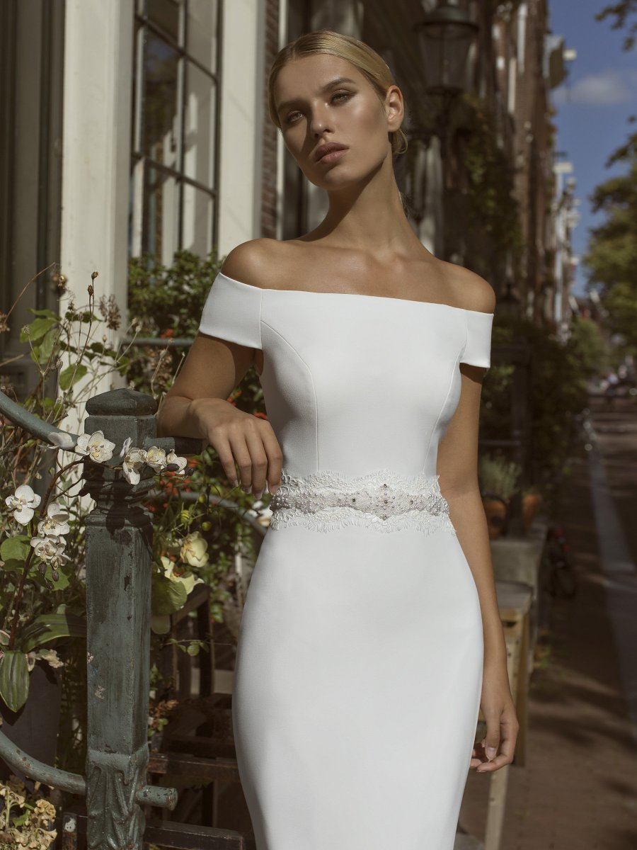 LoveOurWedMag's tweet image. One of our favourite trends has to be off-shoulder necklines, and this stunning Federica gown from @ModecaBridal is ticking all our boxes. The sleek silhouette and dainty waist detailing make for an effortlessly glamorous look! #2020collection #modecabride #offshoulderdresses
