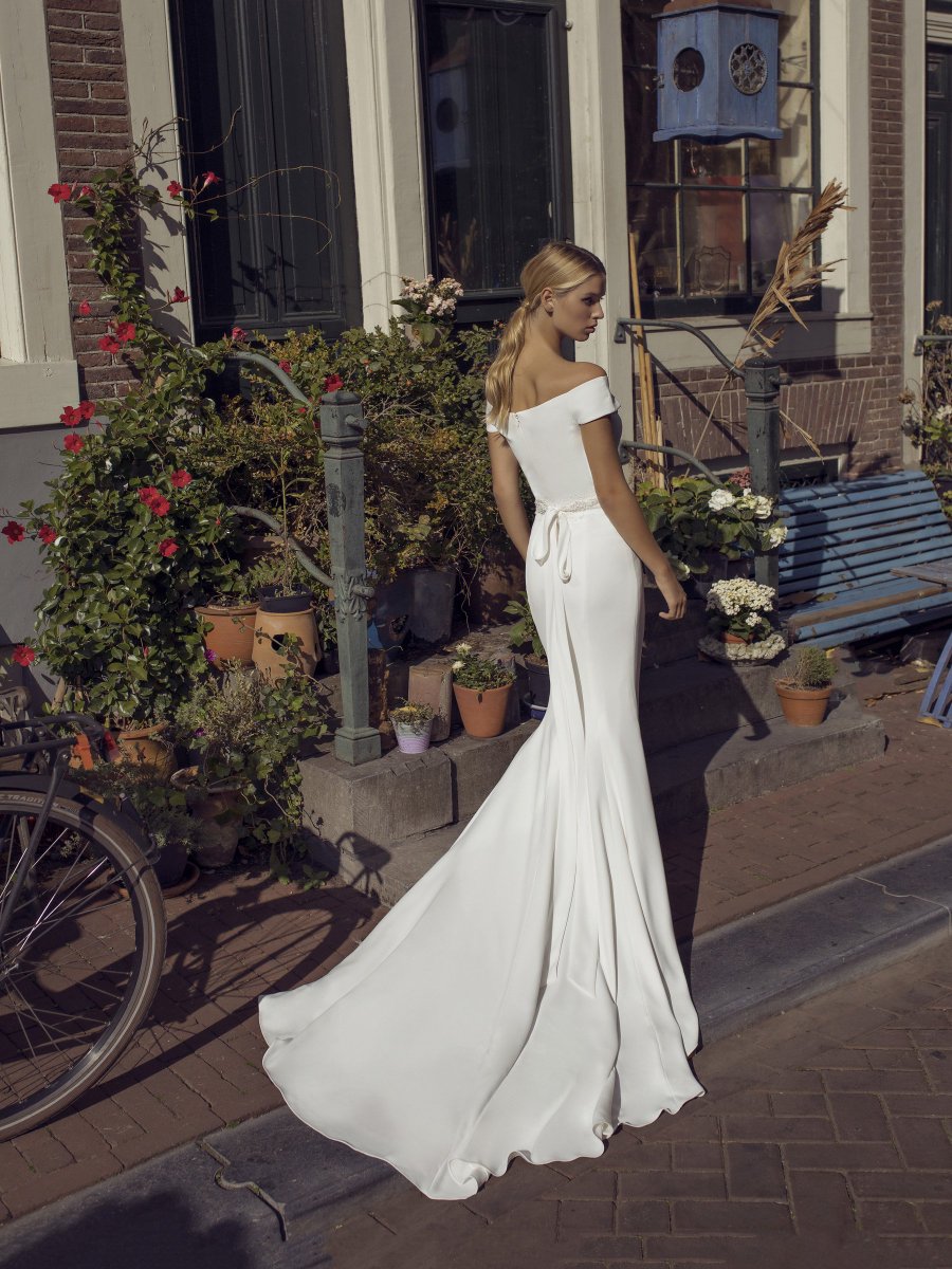 LoveOurWedMag's tweet image. One of our favourite trends has to be off-shoulder necklines, and this stunning Federica gown from @ModecaBridal is ticking all our boxes. The sleek silhouette and dainty waist detailing make for an effortlessly glamorous look! #2020collection #modecabride #offshoulderdresses