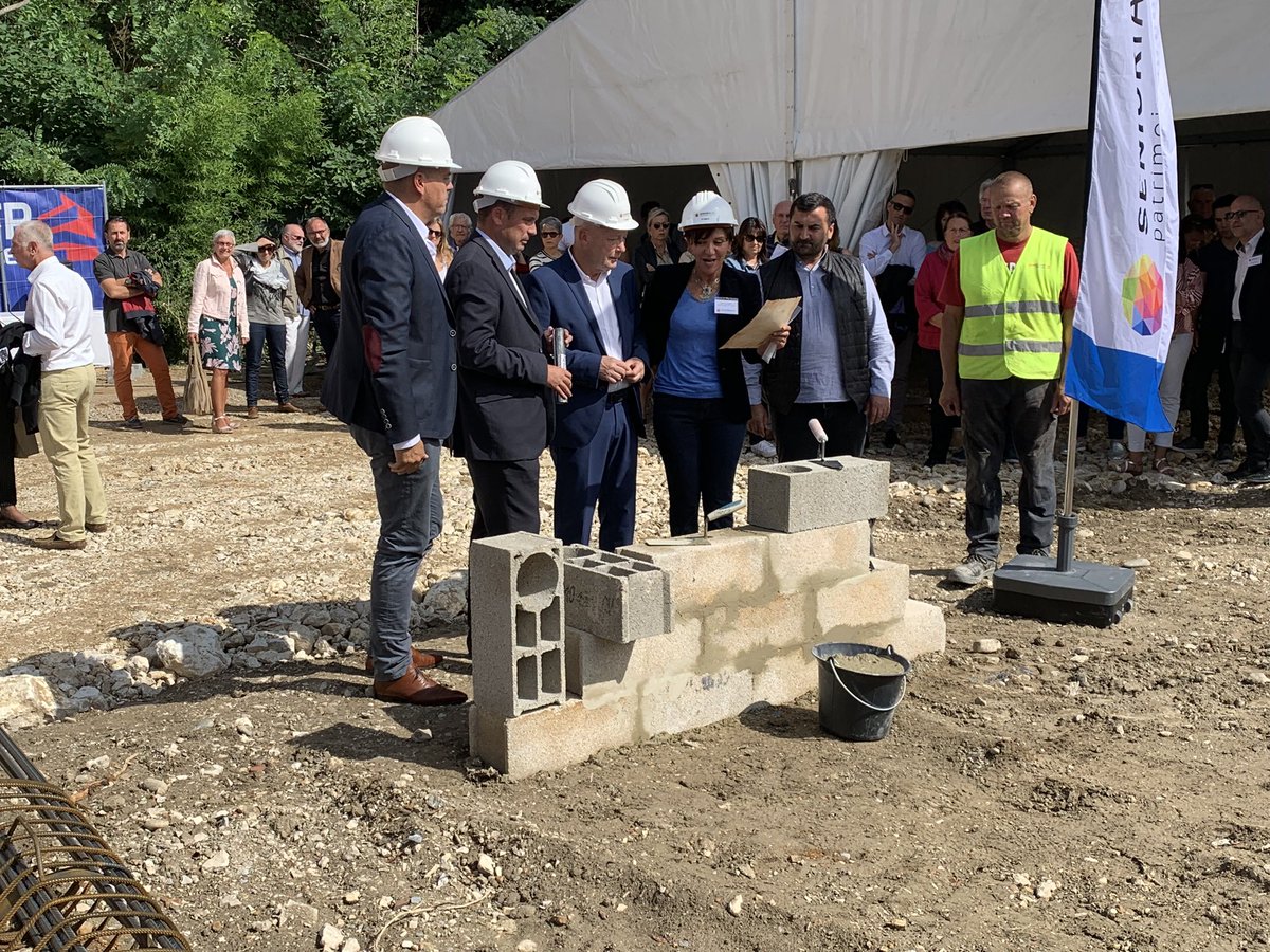 misery_benjamin's tweet photo. Aujourd’hui j’ai eu l’honneur de poser la 1ère pierre des @senioriales de #Cavaillon en compagnie de Mr le Maire, de ses équipes, de nos partenaires comme @map_architectes, de nos clients et de la #TeamSenioriales sous le ☀️ du @LuberonProvence https://t.co/15fP5Z0Jg4