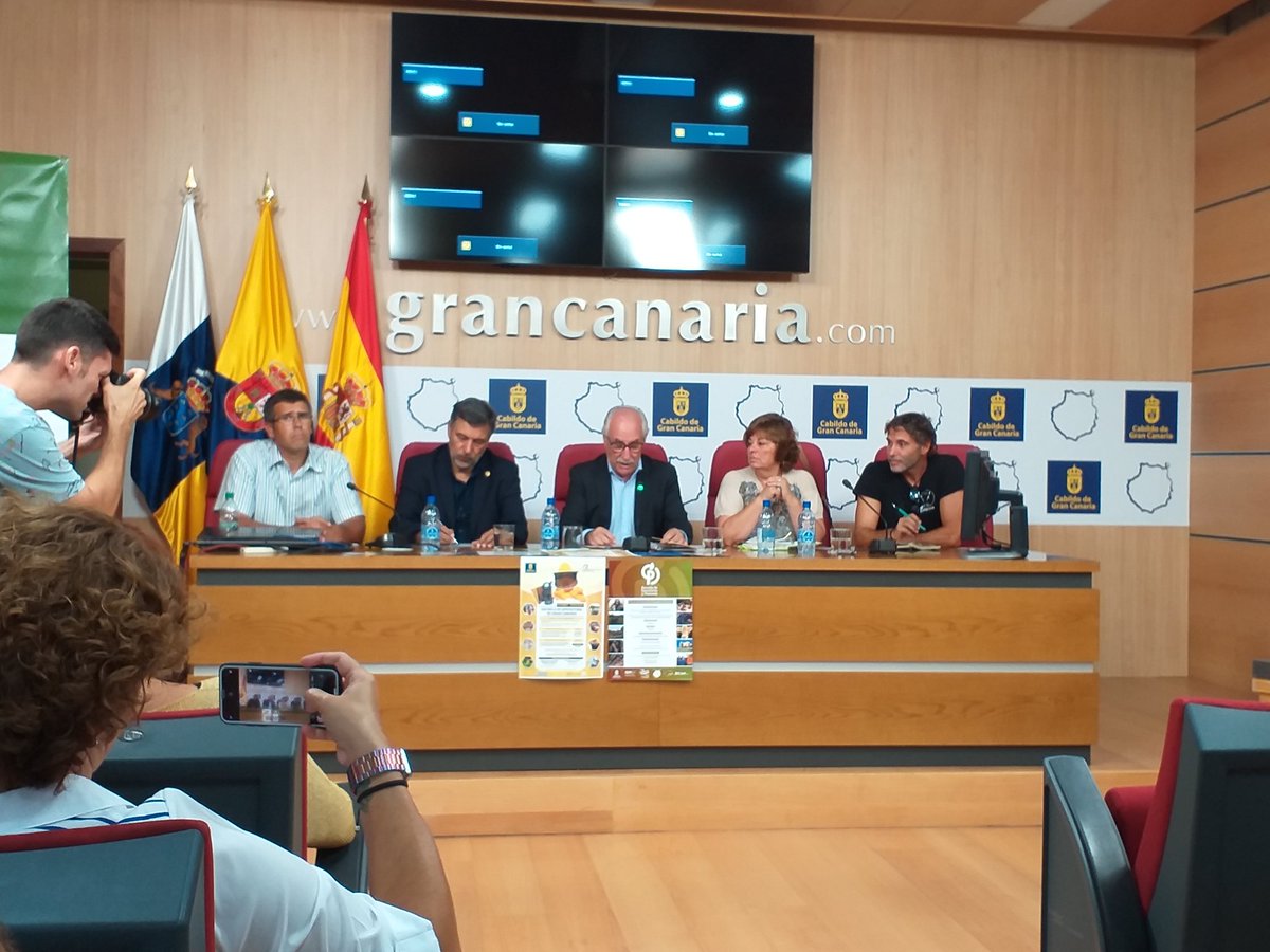 NC_CabildoGC's tweet photo. El consejero de @sectprimariogc y #SoberaníaAlimentaria Miguel Hidalgo presenta las novedades de los cursos de las #EscueladeGanaderíayPastoreo y #EscueladeApicultura
2 iniciativas que arrancaron con mucho éxito y que continuarán  este año https://t.co/yb5B5YTZ6P