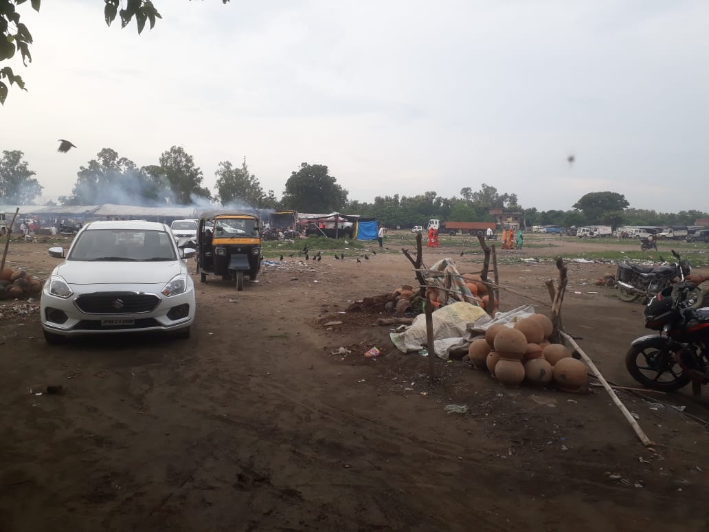 This area is a picnic spot near Maa Tarkulla Devi temple in #Gorakhpur distt.  It is sad to see that local Municipality is mocking our PM's #SwachchataAbhiyan in Gorakhpur which is under @myogiadityanath ji & @ravikishann ji @JaiGorakhnathJi