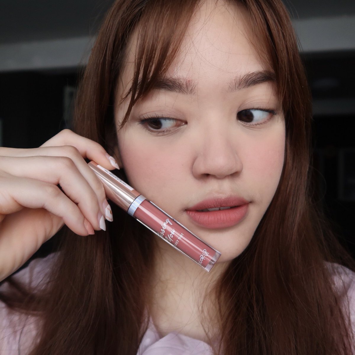 merireview's tweet photo. #แท่งละ99บาท บ้าไปแล้ว ถูกและดีที่แท้ ลิปสติกจิ้มจุ่มใหม่ของ ColorUp เนื้อ velvet เบาปาก แต่ติดทนนะ สีสวยด้วย ไม่ตกร่อง เค้ามี 10 สี โทนสีดีย์มากก สวอชให้ดูเบอร์ 01 ถึง 10 เลย
คอลเลคชั่นนี้มีแป้งด้วย เป็นแป้งเค้กทูเวย์หน้าเด้ง เบลอรูขุมขนดี กันน้ำ กันเหงื่อ และกันแดดไปอีกก เริ่ดด https://t.co/YbVLgBBYhN