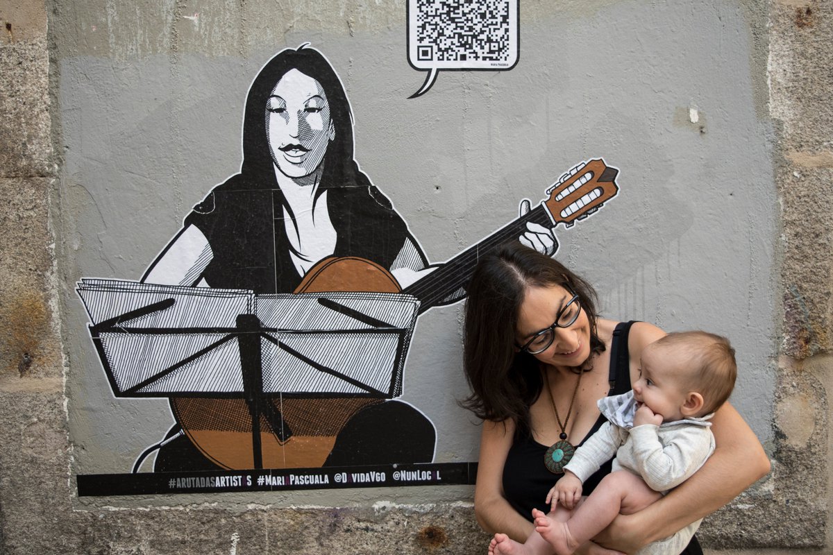 DavidaVGO's tweet photo. Seguimos coas fotos #ARutaDasArtistas que publicaron as compañeiras de @amovidavigo, aproveitando que estes días estamos no cabo de ano da súa pegada.
Zona: #CascoVello
Artista: María Pascuala 
Foto coa artista: Pablo Vázquez Varela 
Fotos do debuxo: La ventana de Gras 

 #FNL4 https://t.co/sxxjfdz8rz
