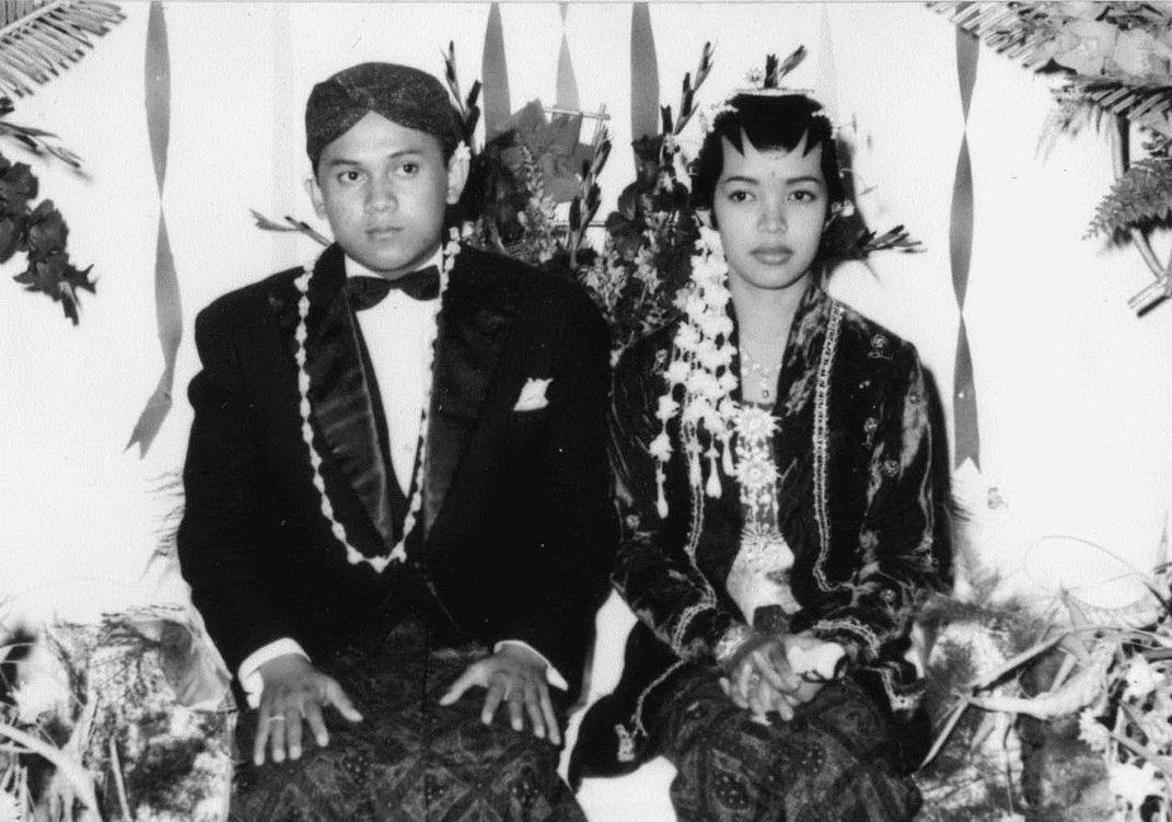 Bacharuddin Jusuf Habibie (1936-2019)

Selamat jalan Eyang. Bersatulah kembali dg cintamu. Cinta Tuhan. Cinta Ainun. Terang pulangmu.