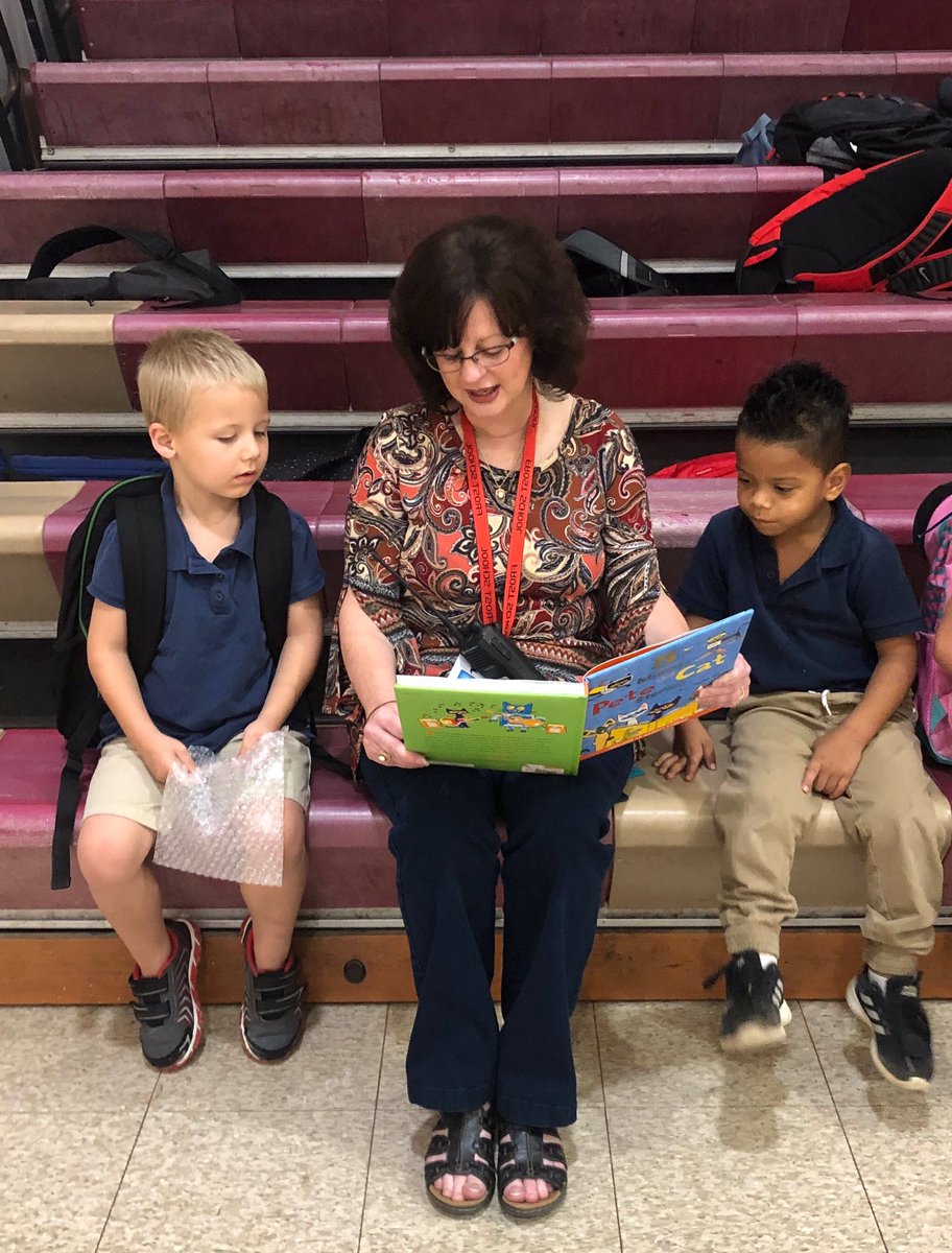 Even before school starts, our principal is always helping out and teaching <a href="/Livingston_PPS/">LivingstonPPS</a> #mommafalcon