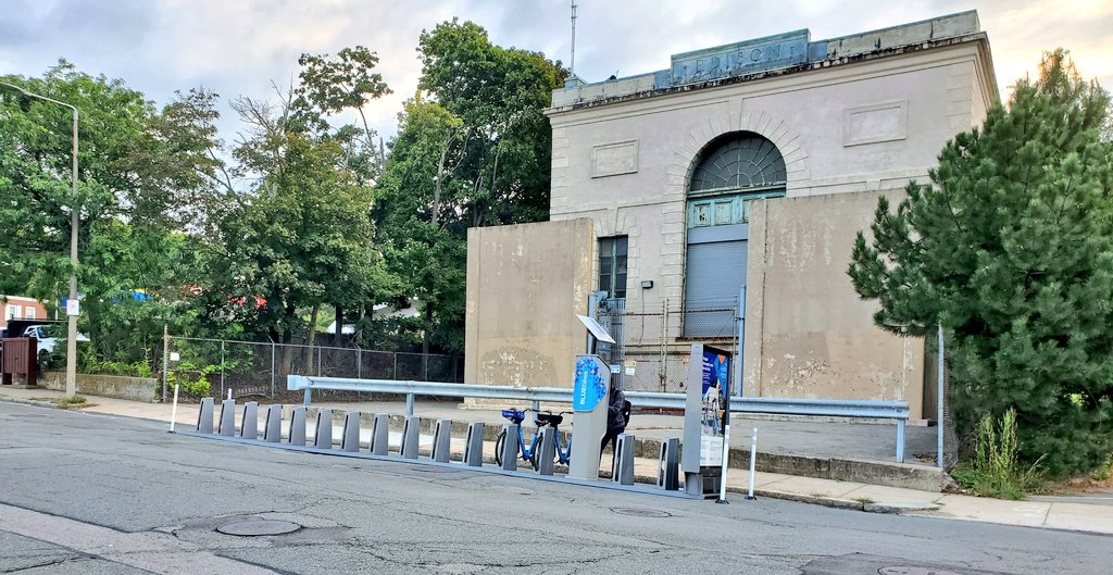 mattapanviv's tweet photo. We have a new bike station close to #NeponsetRiverGreenway! 🤸♂️🤸♀️ And there was a person at the dock! S/O to my sheroes at @BostonBTD for finding a solution to placing more bikes near the path. #wedidit @NCC20 #morebuttsonbikes
#thatmakes5 #bikejoy
#thatbikelady @RideBluebikes https://t.co/M5L65fG0qR