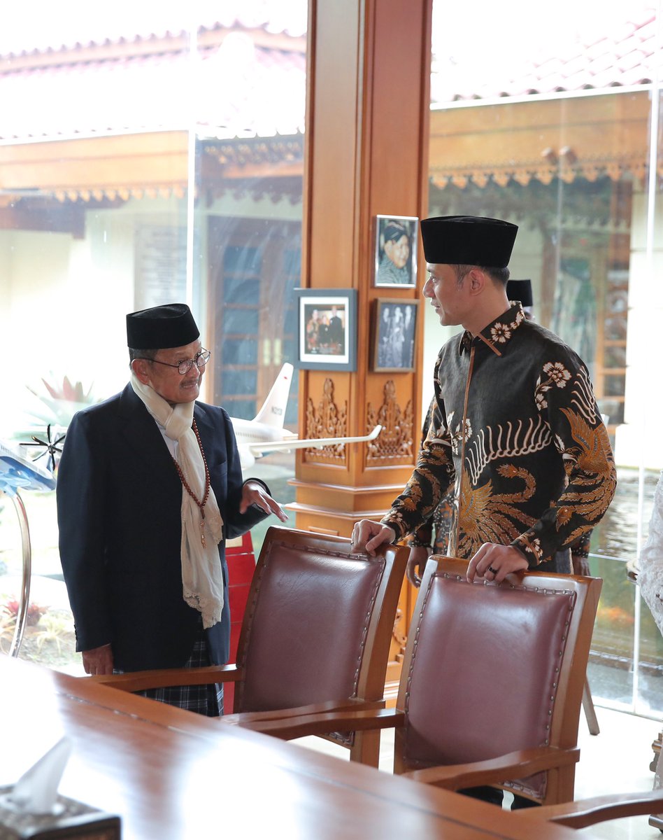 AgusYudhoyono's tweet photo. Selamat jalan Pak Habibie, kudoakan semoga engkau husnul khotimah, diterima di sisi terbaik Allah SWT, dan berbahagia kembali bersama Bu Ainun tercinta. 
Al Fatihah 🙏🙏🙏 https://t.co/Nc3KXdiXn3