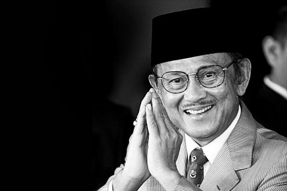 etalks_podcast's tweet photo. Segenap kru E-Talks Podcast turut berduka cita atas meninggalnya Presiden Republik Indonesia ke-3, Bapak Bacharuddin Jusuf Habibie.

Beliau dilapodkan tutup usia di RSPAD Gatot Subroto pada pukul 18.05 WIB. https://t.co/lULULtyvxv