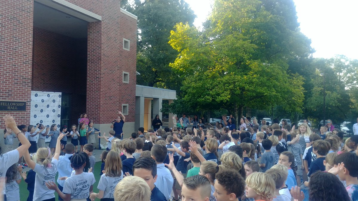 EhayesMV's tweet image. Chapel on the courtyard to kick off Helping Hands Day. Worship and community service...great day ahead! #peopleforothers #mvlower #mvps