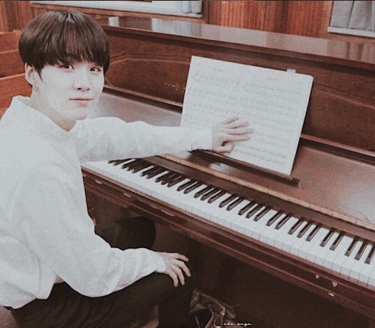 Bts world шуга. гитара юнги из бтс. мин юнги за пианино. шуга играет. Bts suga пианино.