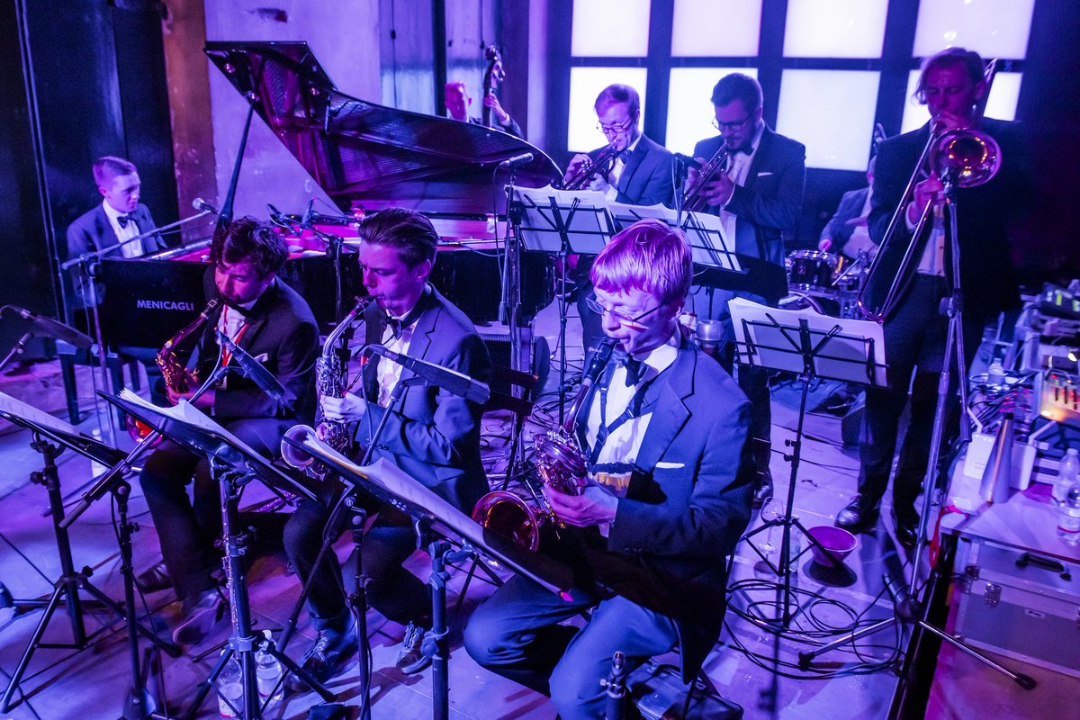 samjewison's tweet photo. Wonderful photos from my late shows at
@NGF_Firenze, captured by @GuyBPhotos! See the full set here: https://t.co/03WTTuwzXG #NGFWeek #NGF2019 https://t.co/EwSHfcAUCn