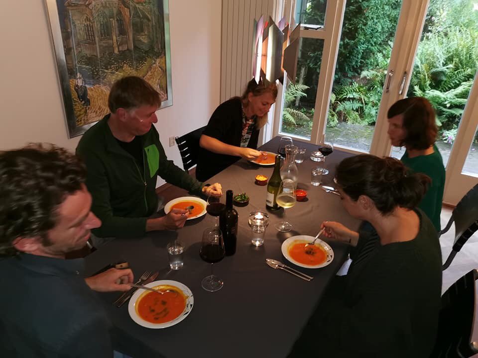 stadskok's tweet photo. Vandaag voor een werkgroep van de HAN een buurttafel mogen doen. Een vegatarisch driegangenmenu gemaakt met uiteraard producten van de Blauwe Tomaat, want samen gaan we voedselverspilling tegen๐๐ช
https://t.co/jbvQWDcUcZ https://t.co/mz6ZxHnRub