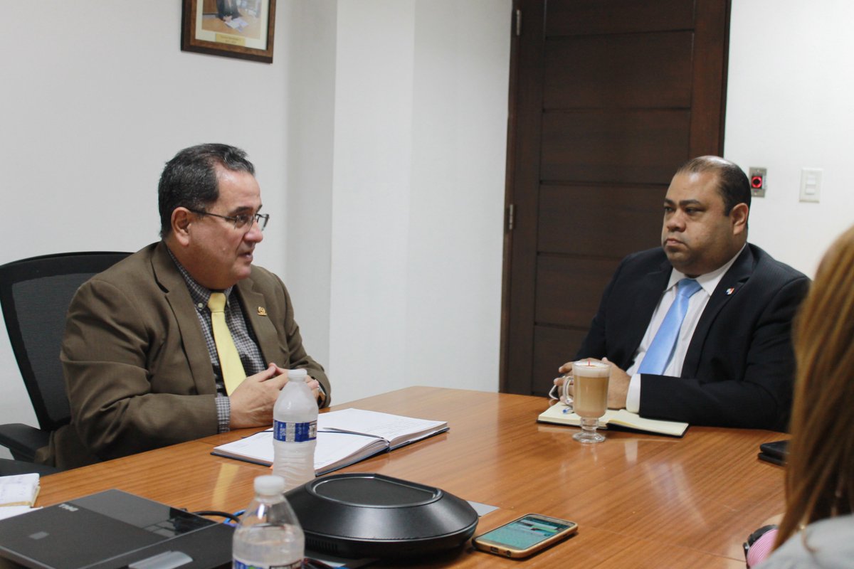 PasaportePma's tweet photo. @PasaportePanama y @SenadisPma , buscan a través de un convenio, la creación de una oficina de Equiparación de Oportunidades para brindar un trato preferencial a las personas con discapacidad. Estuvieron en esta reunión el Adm. @OmarAhumada y el Director del Senadis Oscar Sittón. https://t.co/PEYGYHQ88C