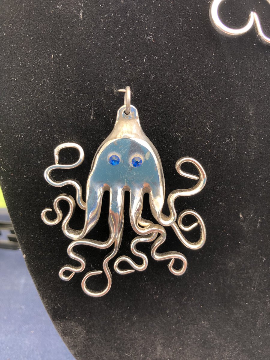 FlatcreationSS's tweet photo. What do you think ๐ค is your favorite forktopus? Red tigers eye, Ethiopian opal, or the small Swarovskis. #flatwarecreationss #forktopus #silverwarejewelry #octopuspendant #adorable #handmadejewelry https://t.co/V5NI4WRa44