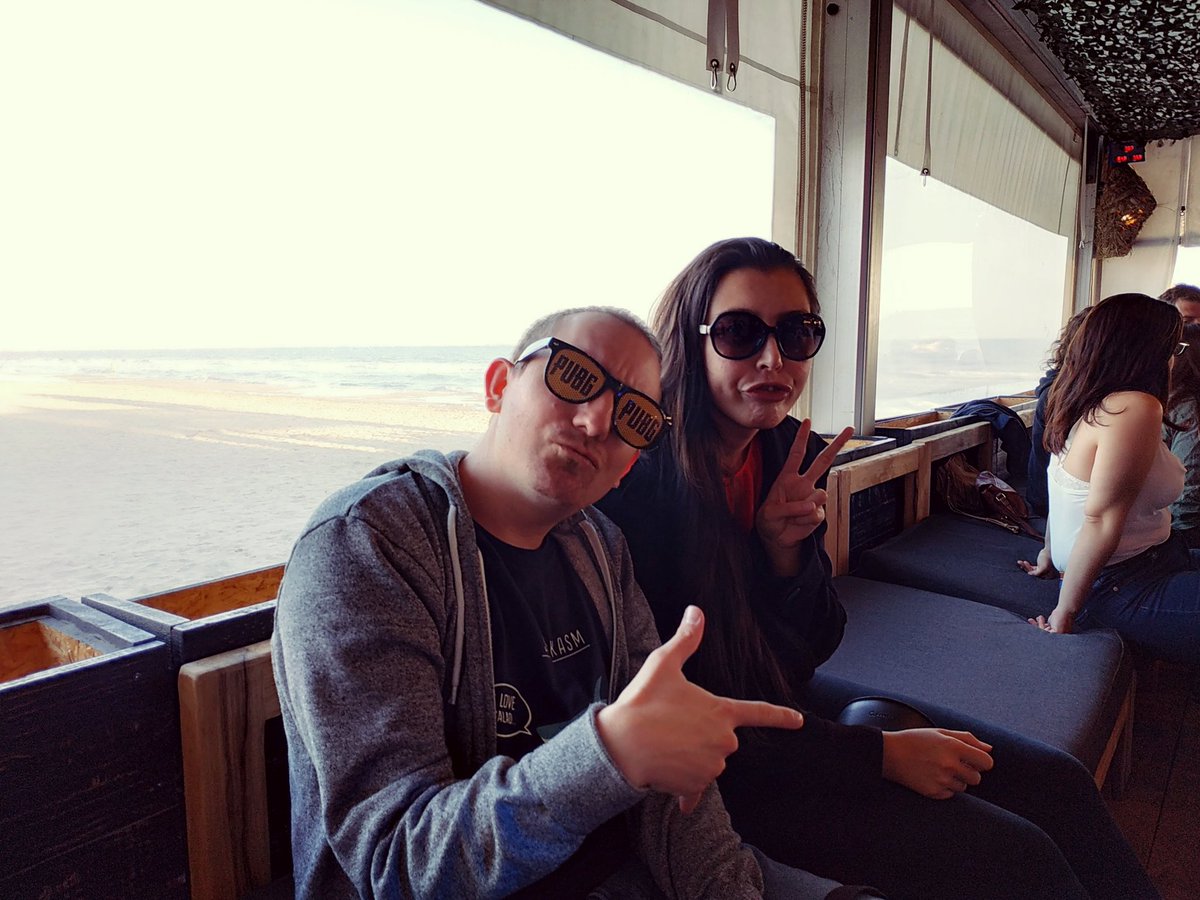 _Raka's tweet photo. Swag sur la plage avec @JenniferLamy1 #TeamPlugIn #Montpellier #Swag #Paillettes #Paillotte #Hashtag https://t.co/hT6NXTsgff