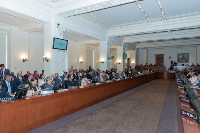 ElNacionalWeb's tweet photo. #ENMundo OEA aprueba convocar a órgano de consulta del TIAR para Venezuela https://t.co/EgRr0LCBE3  https://t.co/BPbE6OUlej