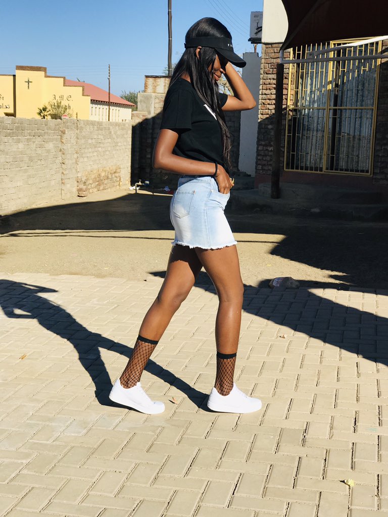 yellow_baby7's tweet photo. What did they say about tall girls with long legs? https://t.co/JHSBLTMKFA