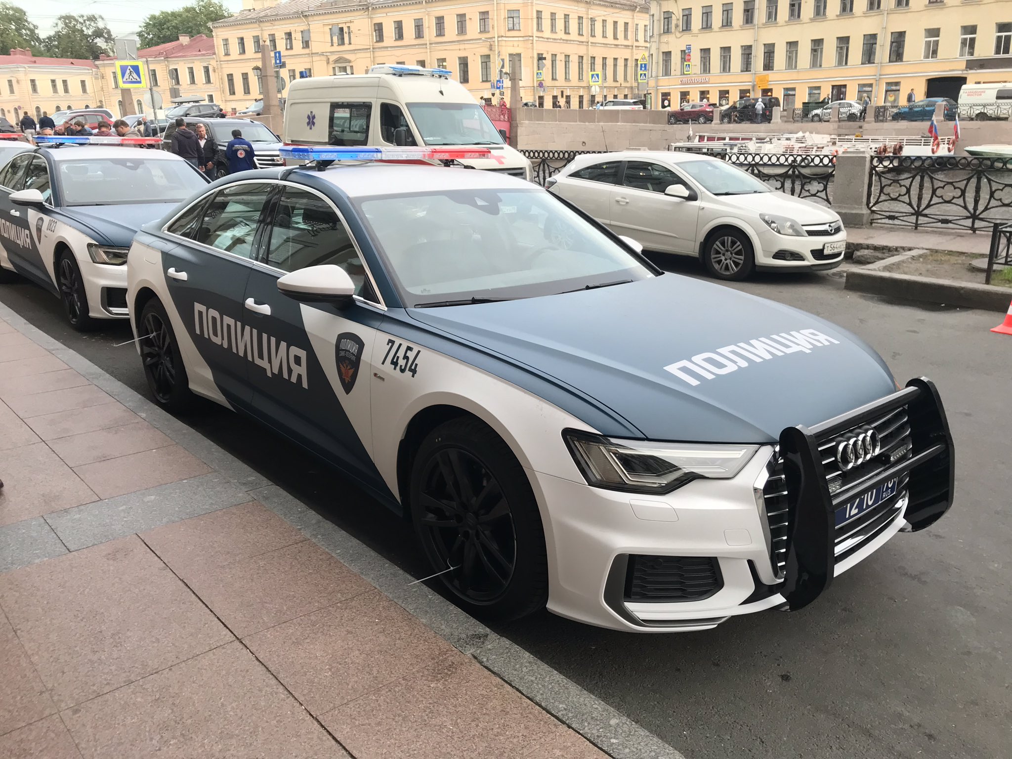 Полицейские машины рублевки. Audi a6 полиция. Полицейская Ауди а6. Audi r8 полиция Санкт-Петербурга. Audi a8 полиция.