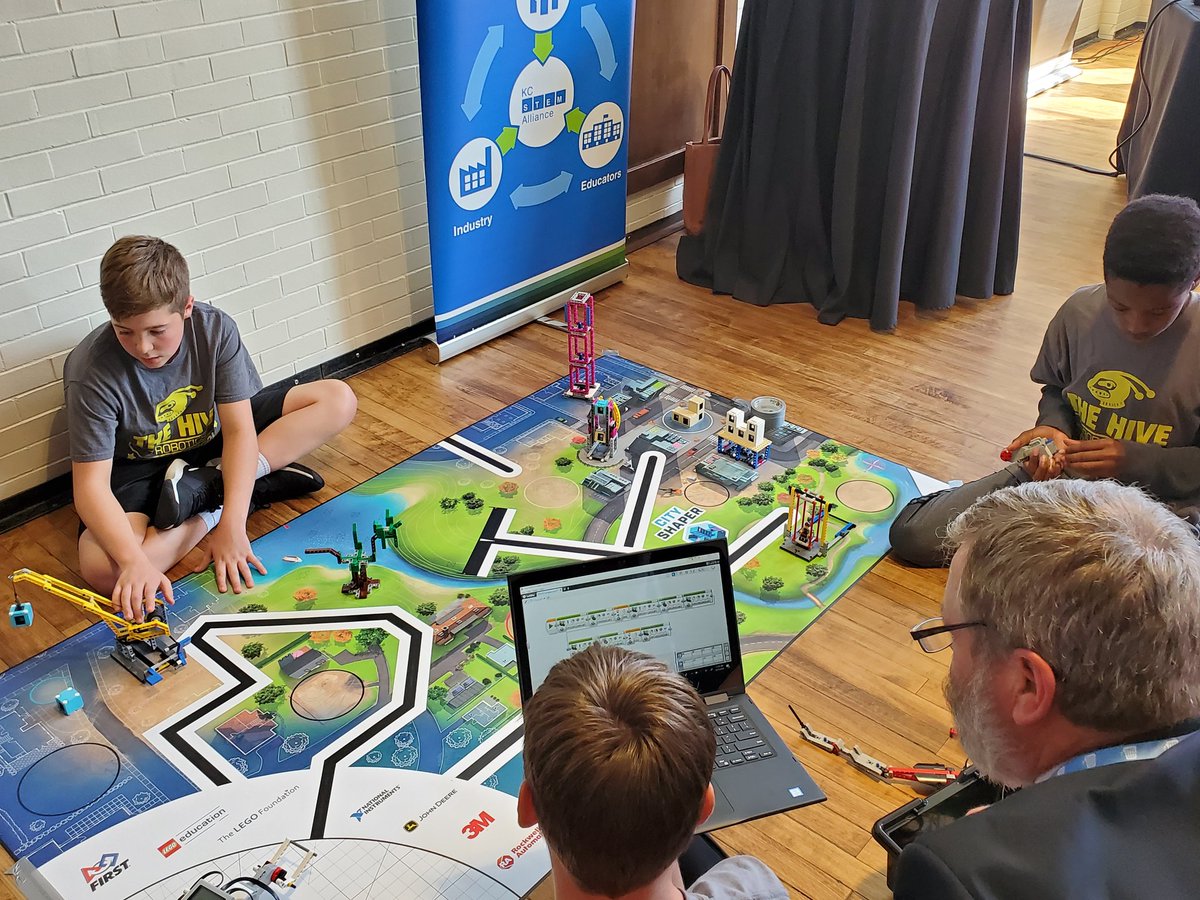 kcchrissy's tweet photo. Center School District robotics team members sharing their journey through robotics and STEM education at the ReTHINK Edu education event! One of these team members just started his 6th year on a CSD Robotics team! #centersd #thehiverobotics @STEMKC https://t.co/wagf3X2FFu