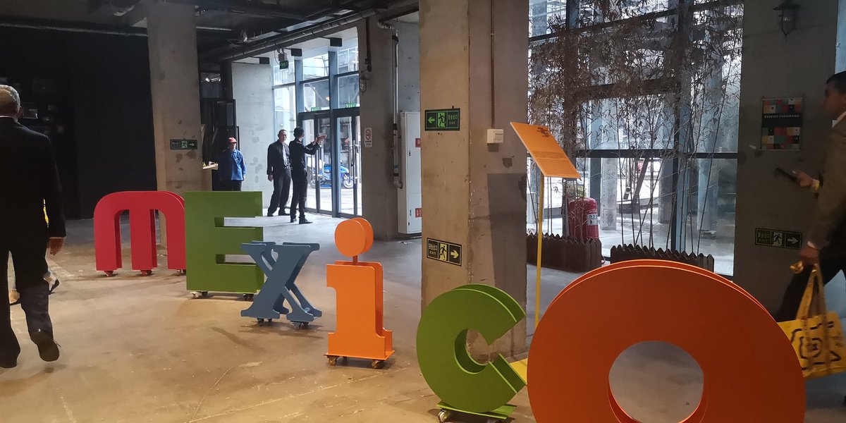 EmbaMexChn's tweet photo. Embajador @bernaljoseluis inaugura el Festival de Diseño 751 en el marco de Beijing Design Week. Diseñadores mexicanos presentaron City Room del @fmpt_cdmx y Escribe Escribano en el Distrito 751 de #Beijing. #bjdw https://t.co/pbzzuwVe4n