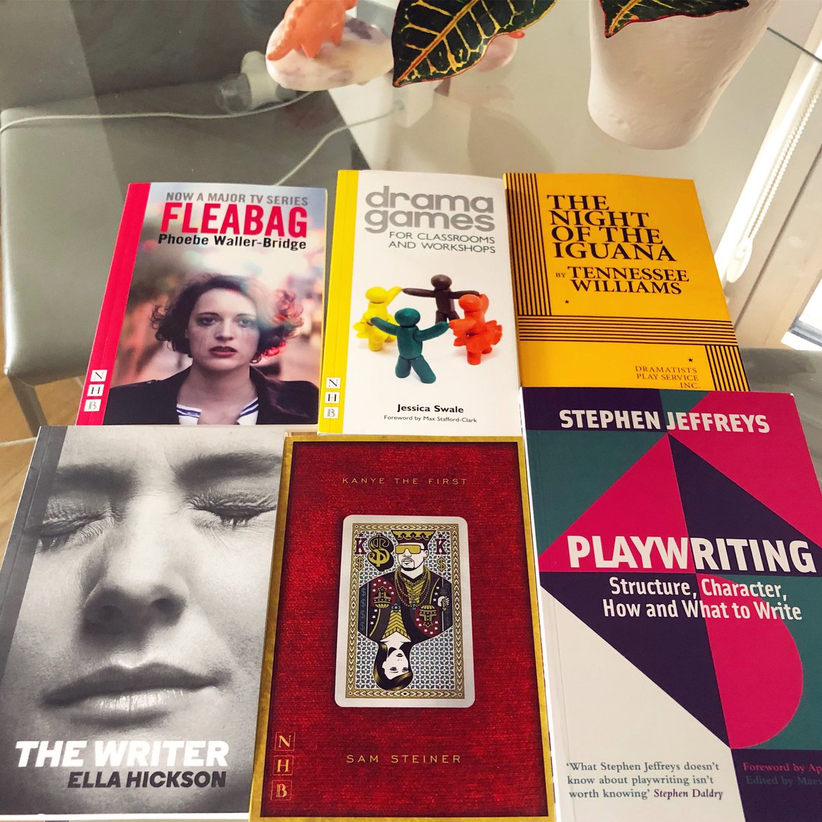 1HarrisonRose's tweet photo. I’m trying free-lancing with office hours, boss let’s me go to the gym at lunchtime though. Oh and I bought some books, boss wants me to read more. #GettingFocused #Playwriting #TennesseeWilliams #KanyeTheFirst #EllaHickson #JessicaSwale #StephenJeffreys https://t.co/I2l9IFDuaI