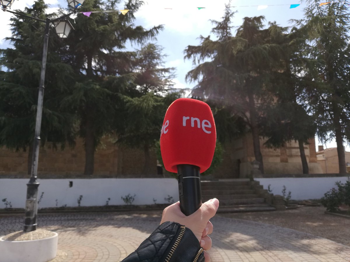 laura_odene's tweet photo. Ya preparada para recibir a la biblioteca ambulante que llega en un ratito a Parada de Rubiales, en Salamanca. Te lo cuento a las 17.00 en @x3razonesRNE https://t.co/Ymn5IKsjjl