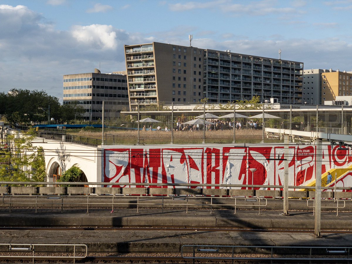 Gefeliciteerd @Dudokgroep en <a href="/rotterdam/">Gemeente Rotterdam</a> met de Hofbogen. Gisteren een feestje gehad in het voormalige Station Hofplein voor de overdracht. ProRail is benieuwd wat voor moois jullie gaan maken van dit prachtige spoorwegviaduct. prorail.nl/reizigers/nieu… <a href="/Havensteder/">Havensteder</a> @Vestia_nl