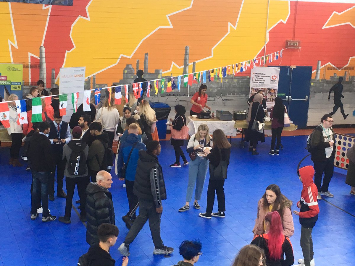 OCS_SU's tweet photo. What a fantastic Freshers fair event today! Great to see so many students enjoying everything we had to offer. We had football freestyling, healthy cooking, fencing demonstrations and much more!!! 👍🏻😃 @OldhamCollege https://t.co/mycfILBIdT