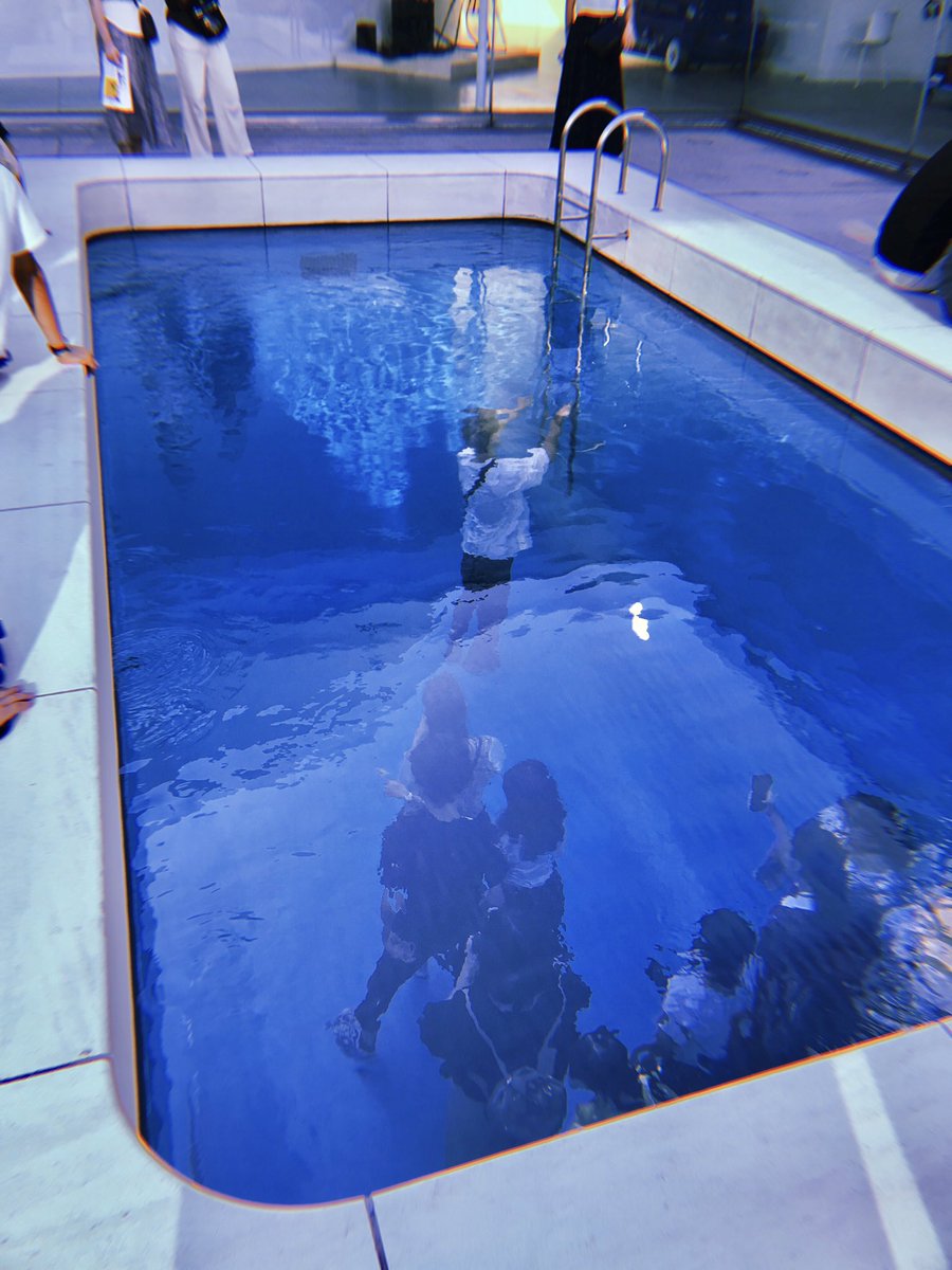 Tamawo 今となってはあのプールと言えばあのプールじゃなくこのプールでお馴染み 金沢21世紀美術館のエルリッヒのスイミング プール 手すりにぶら下がる写真撮影待ちの列まで含めてのアートになってた