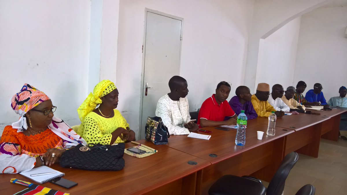 Une délégation de la SDE et de la SONES s'est rendue à Mbracke pour rencontrer les membres de l’association « AND SOPI NDOKHOU MBACKE ».
La SDE garantit une qualité de l'eau conforme aux normes de l'OMS et sans danger pour la santé. Des contrôles quotidiens sont effectués.