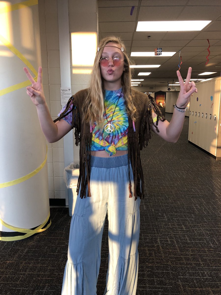 ciara_mattson's tweet photo. Grooving back in time mannnnn ✌🏻
@WhatsUpSouth @SOUTH_STUCO #PHSHOCO19 https://t.co/uU6GVKGaxh
