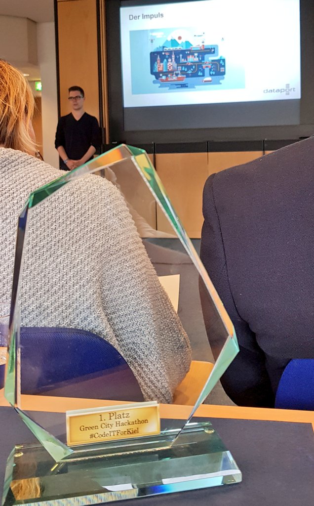 Cluster_DiWiSH's tweet photo. #Pitch-Zeit beim #CodeITforKiel @Datareport #Hackathon: Wie kann @Stadt_Kiel zu einer #GreenCity werden? Alle Teams haben smarte #Apps zu #Mobility entwickelt und stellen sich den herausfordernden Fragen der Jury #diwokiel19 #CO2neutral #KI #smartcity #parkplatzsuche #nahsh #KITZ https://t.co/wYMPI2Rkwu