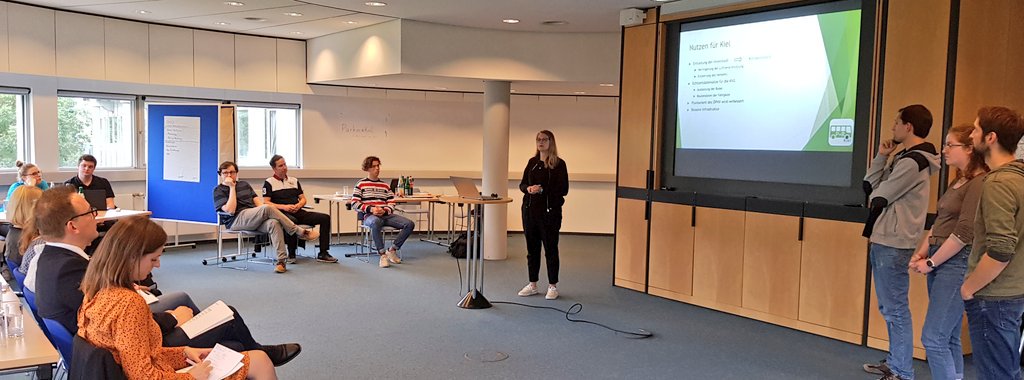 Cluster_DiWiSH's tweet photo. #Pitch-Zeit beim #CodeITforKiel @Datareport #Hackathon: Wie kann @Stadt_Kiel zu einer #GreenCity werden? Alle Teams haben smarte #Apps zu #Mobility entwickelt und stellen sich den herausfordernden Fragen der Jury #diwokiel19 #CO2neutral #KI #smartcity #parkplatzsuche #nahsh #KITZ https://t.co/wYMPI2Rkwu