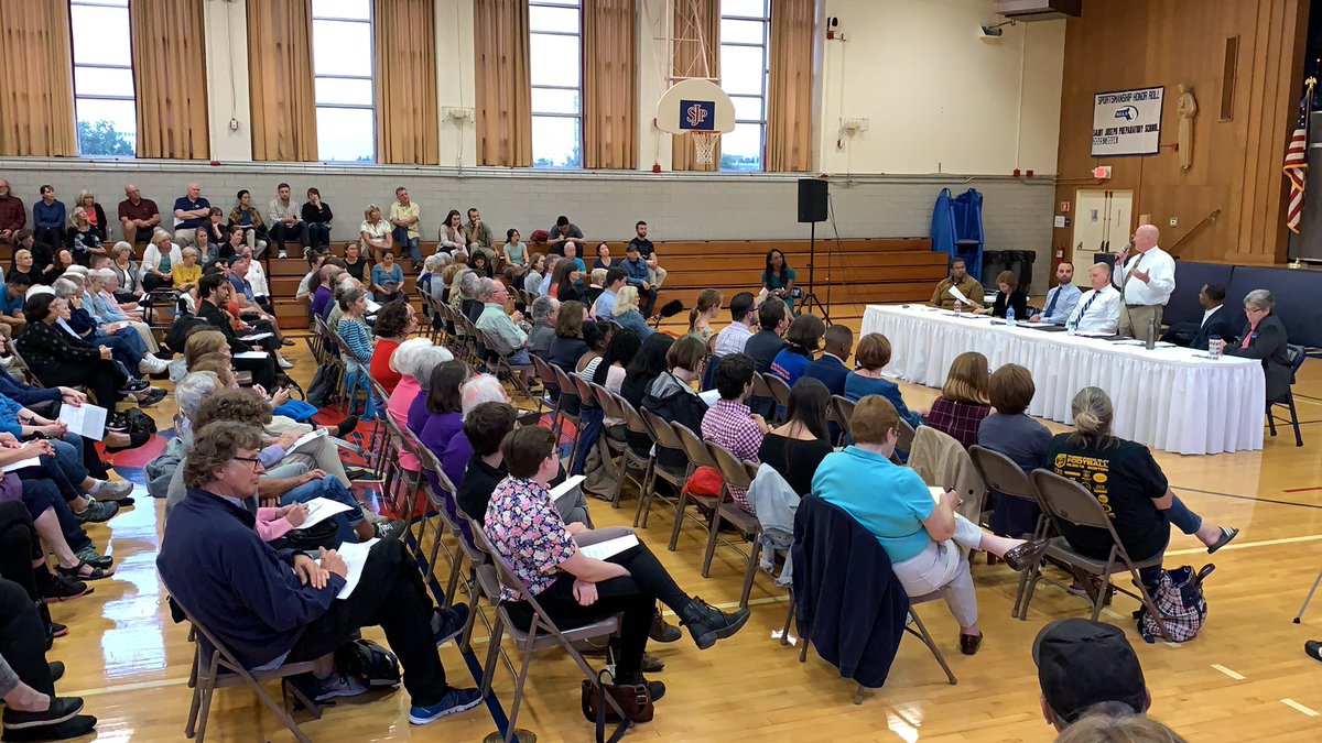 BrightonMainSts's tweet photo. What a great turnout last night at the #D9Forum! Over 200 neighbors in attendance. #BrightonMA #civicduty https://t.co/NEJkUcmPCu