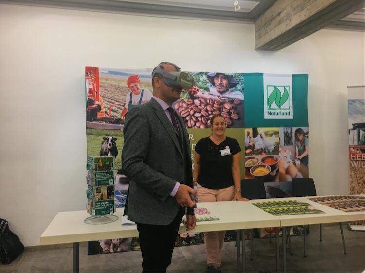 Naturland_eV's tweet photo. Heute startet die #MELA - Fachausstellung für #Landwirtschaft und #Ernährung, Fischwirtschaft, Forst, Jagd und Gartenbau. Ihr findet uns in der Halle 1 am Stand 122. Natürlich wieder mit dabei: der #VR-Blick in den Kuhstall 🐮 #MeckPomm #VRonTour @PROVIEH_VgtM https://t.co/p3YqI7fXOy