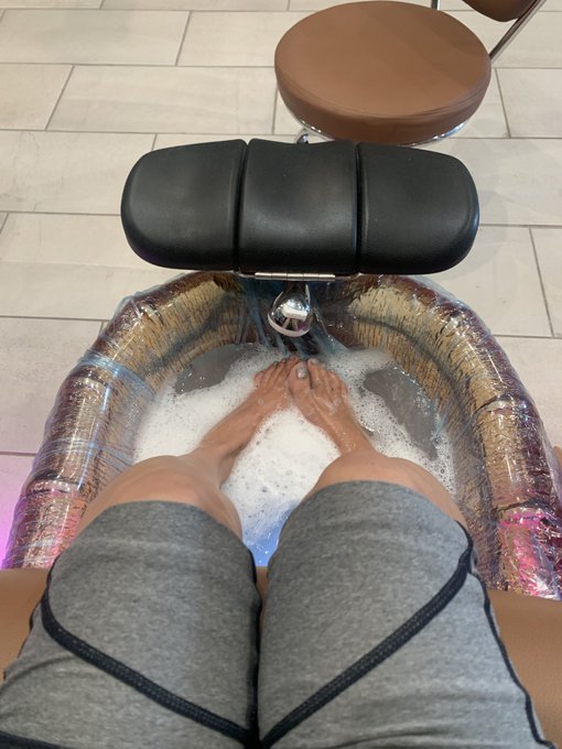 Bye bye grey. ❤️👋👋  #pedi #spoiled https://t.co/ljsqd0Ne4V<a href="/tag/pedi"class="tags">#pedi</a><a href="/tag/spoiled"class="tags">#spoiled</a>