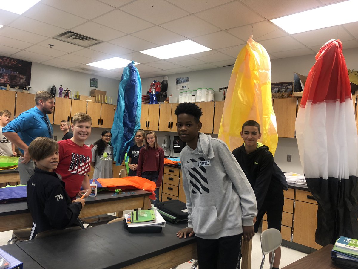 EdwardsPSD's tweet photo. Balloon Fest prep in action @OrefieldMS - Innovative and fun learning experience for all Ss! @CSchlaner @JasonKlinger7 @brianholtzhafer #psdready21 #psdpd #psdstem #parklandpride #omsjags https://t.co/4LWwWp9LZD