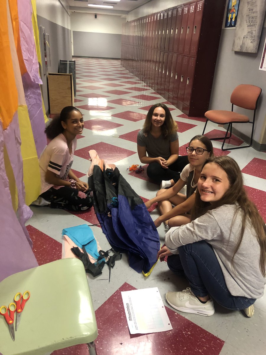 EdwardsPSD's tweet photo. Balloon Fest prep in action @OrefieldMS - Innovative and fun learning experience for all Ss! @CSchlaner @JasonKlinger7 @brianholtzhafer #psdready21 #psdpd #psdstem #parklandpride #omsjags https://t.co/4LWwWp9LZD